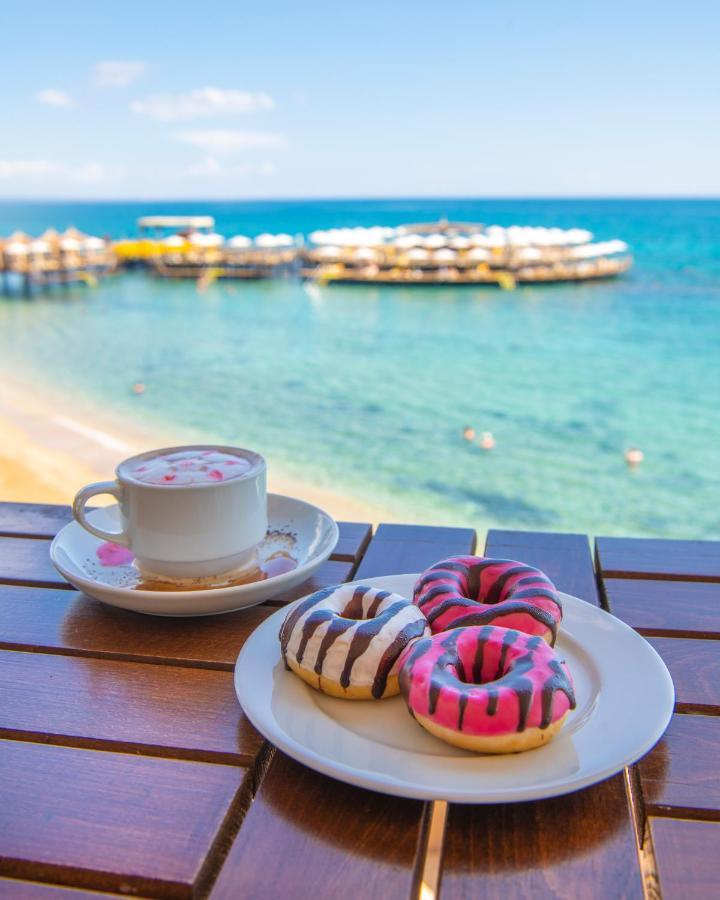 Salamis Bay Conti Resort Hotel & Casino Famagusta  Luaran gambar A cup of coffee and donuts