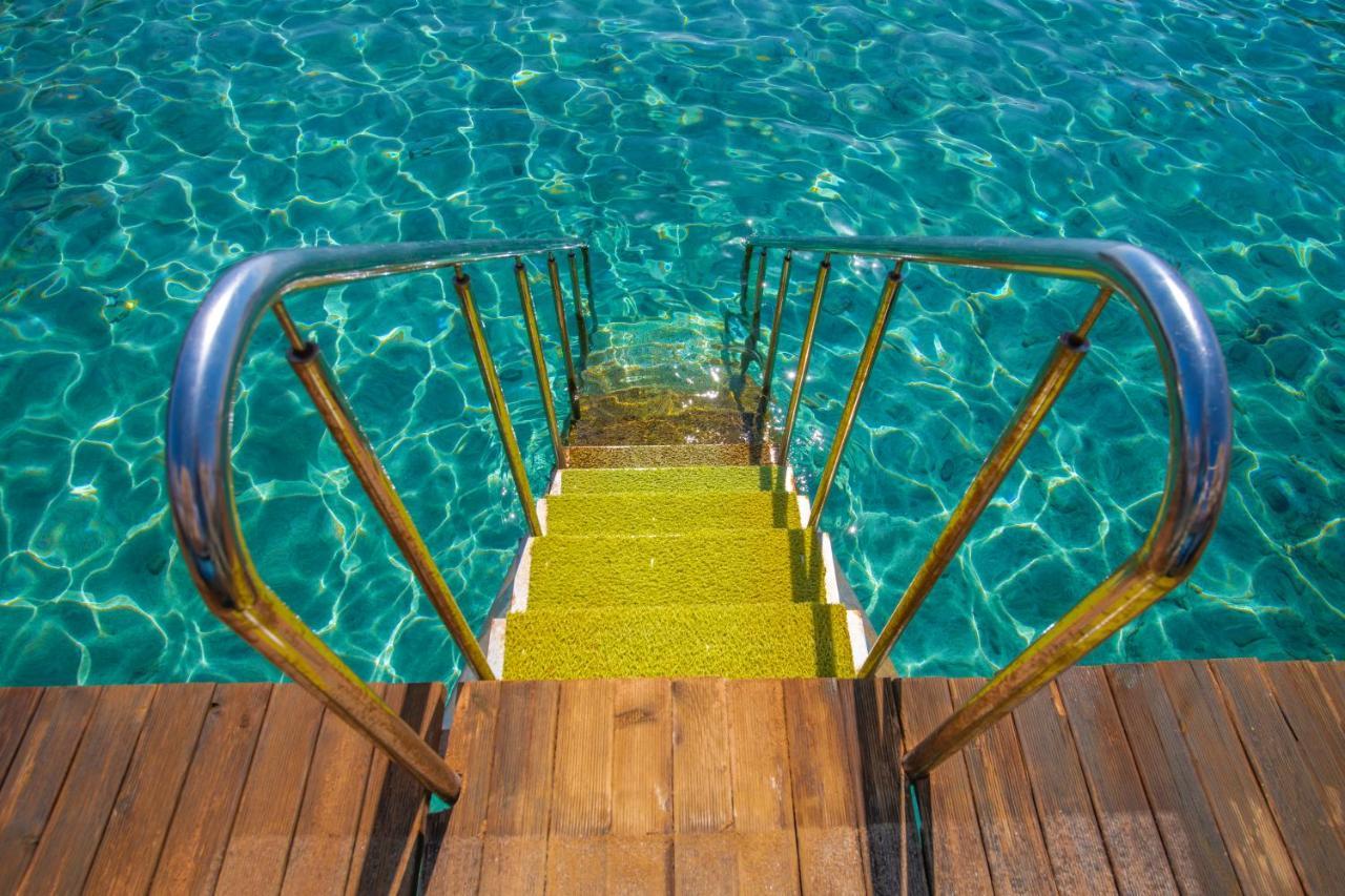 Salamis Bay Conti Resort Hotel & Casino Famagusta  Luaran gambar A pool ladder